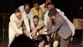 photo de la performance à vifs sur scène