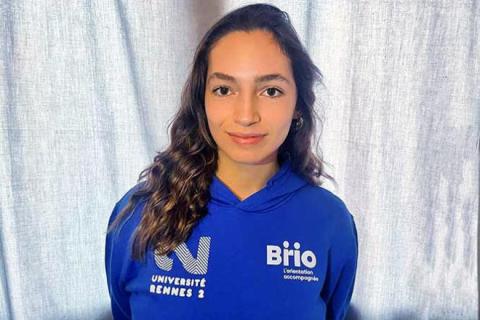 Ylona, étudiante