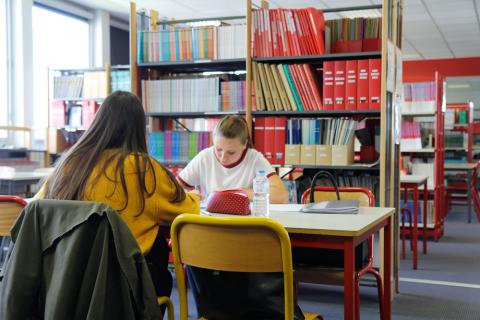 Deux étudiantes travaillent à la BU