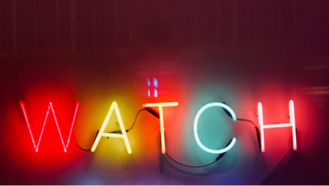 WATCH écrit en néon lumineux